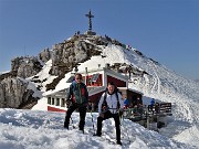 04 Rif. Azzoni (1860 m) e Punta Cermenati in Resgeone con la bella grande croce (1875 m)